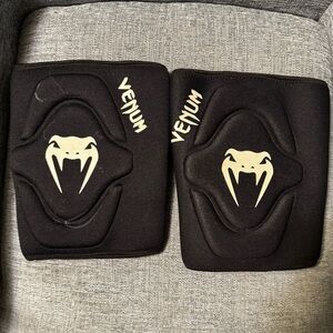 Set of Venom Knee Pads, Size XL